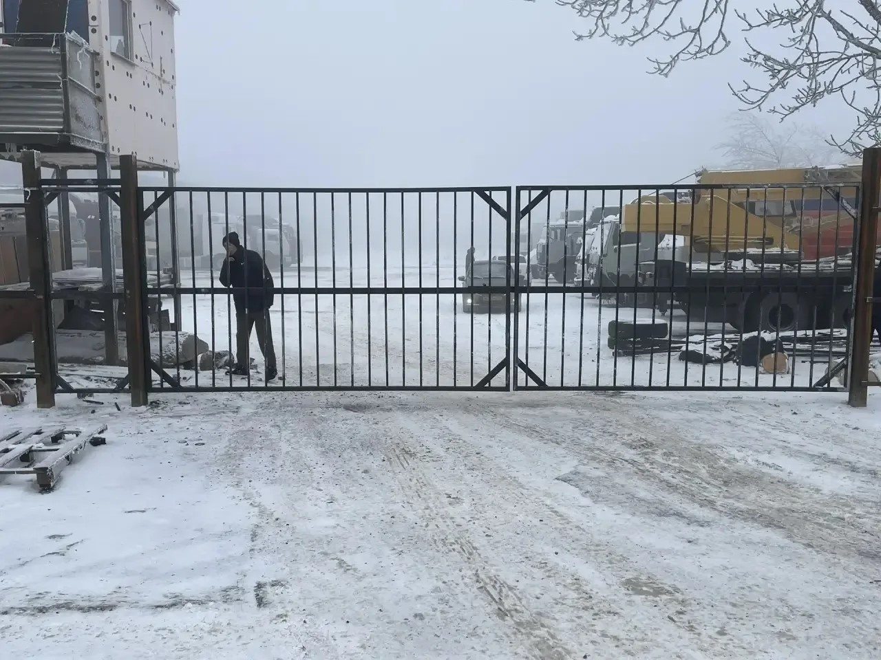 металлические ворота на объекте