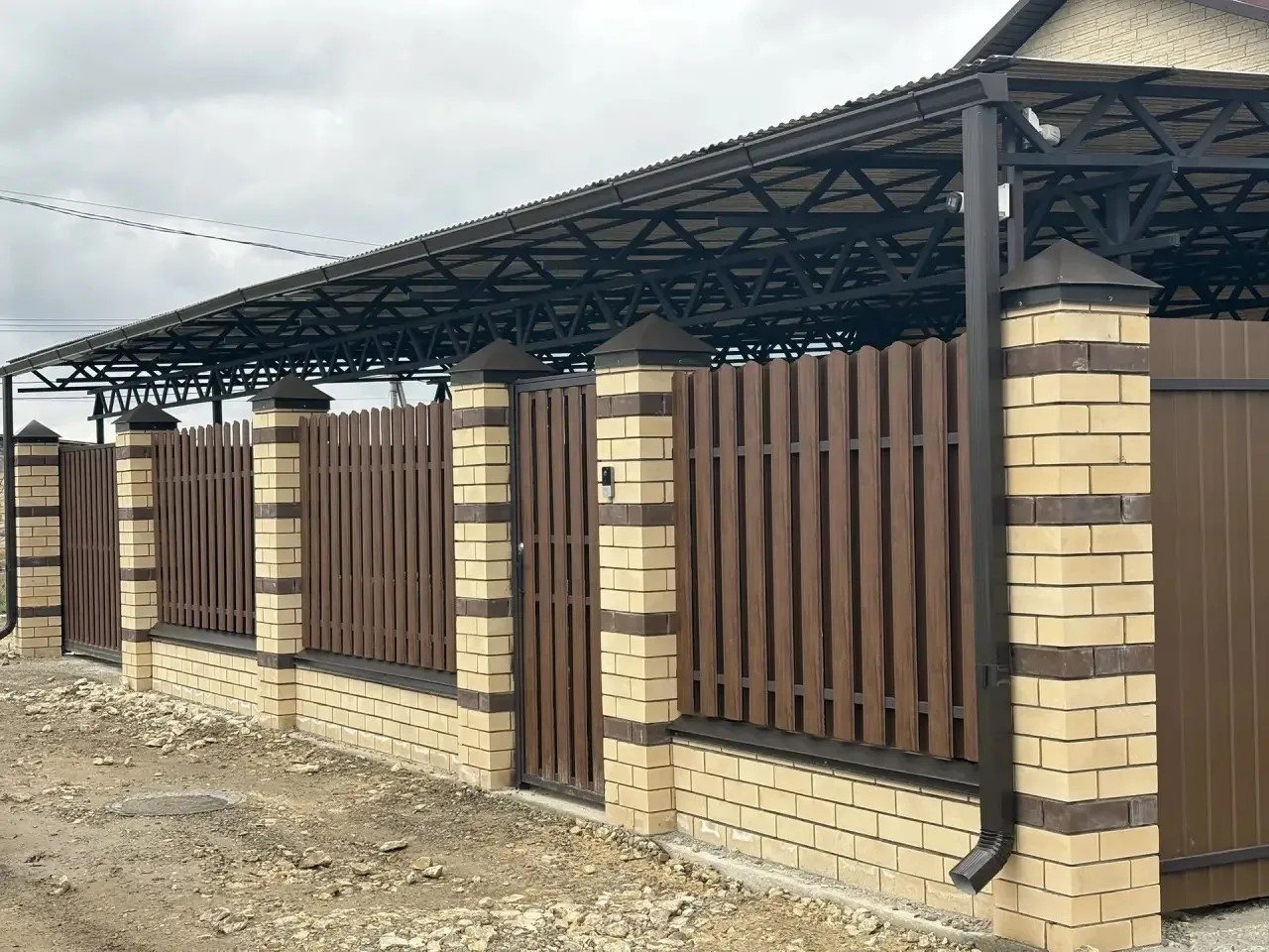 забор с кирпичными столбами и навесом